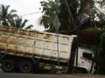 truk-fuso-nyungsep-tabrak-gardu-listrik_20151117_191605.jpg