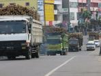 truk-kayu-melintas-dalam-kota-prabumulih_20160621_053113.jpg