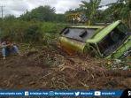 truk-muatan-minyak-sawit-nyungsep-ke-rawa.jpg
