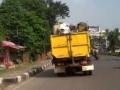 truk-sampah-memungut-dari-bak-bak-sampah.jpg
