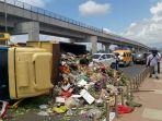 truk-sampah-terguling.jpg