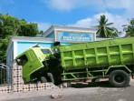 MENGANTUK Jadi Petaka, Truk Ekspedisi Hantam Pagar Masjid di Tanjung Lubuk OKI, Sopir Luka di Kening