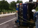 truk-terbalik-di-badan-jembatan_20151203_112624.jpg