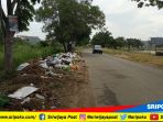 tumpukan-sampah-berada-di-pinggiran-jalan-di-kawasan-danau-opi-jakabaring-palembang_20181008_134528.jpg