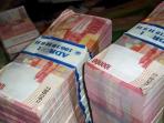 tumpukan-uang-pecahan-rp-10000.jpg