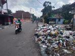 tumpukkan-sampah-hingga-berserakan-di-pinggir-jalan.jpg