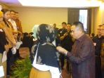 ucok-hidayat-mt-menyematkan-pin-iai_20170325_120819.jpg