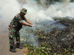 viral-anggota-kodim-0406-padamkan-api-gunakan-air-mineral-dua-perusahaan-diduga-bakar-lahan.jpg