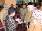 wakil-walikota-palembang-fitrianti-agustinda-dan-warga-kelurahan-silaberanti1_20181022_155706.jpg