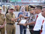 walikota-palembang-harnojoyo-serahkan-penghargaan-kepada-kapolresta-palembang.jpg