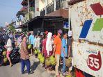 warga-Kota-Pagar-Alam-yang-sedang-antre-Gas-3-Kilogram.jpg