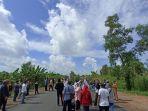 warga-blokir-jalan.jpg
