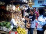 warga-sedang-membeli-kue-di-pasar-inpres-pendopo_20170619_164441.jpg
