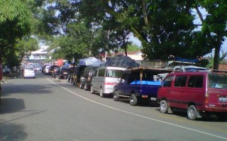 Ratusan Kendaraan Antre BBM Lagi - Ngantri.jpg