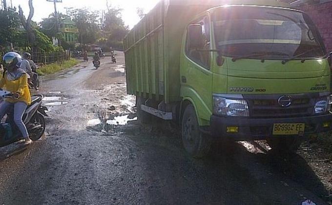 Jalan Menuju Kampus Unbara Bak Kubangan Kerbau - truk1.jpg