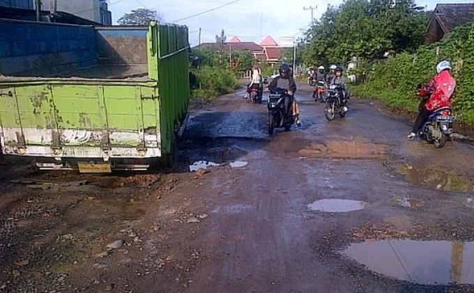 Jalan Menuju Kampus Unbara Bak Kubangan Kerbau - truk2.jpg
