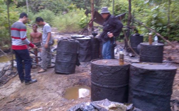 4 Pelaku Eksploitasi Minyak Tanpa Izin Diamankan Polda Sumsel - minyak2.jpg