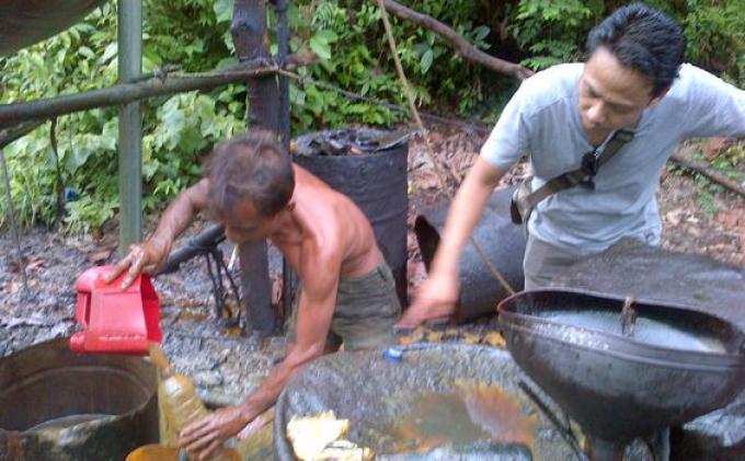 4 Pelaku Eksploitasi Minyak Tanpa Izin Diamankan Polda Sumsel - minyak3.jpg