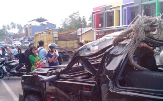 Gadis Pengendara Motor Tewas Ditabrak Mobil - 20131218kecelakaan009.jpg