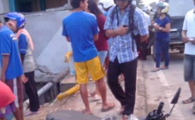 Gadis Pengendara Motor Tewas Ditabrak Mobil - 20131218kecelakaan015.jpg