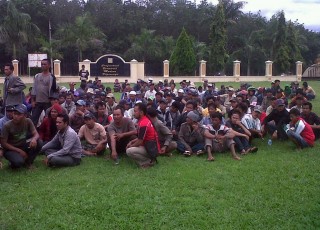 Yang Benar Ditahan yang Salah Malah Tertawa - demo-sekdes7.jpg