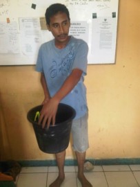 Layani Tantangan Duel Tetangga, Muktar Bawa 1/4 Ember Cuka Para