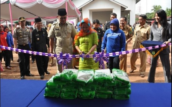 Pemkab Muba Gelar Pasar Sembako Murah - Hj_Lucianty_Pahri_memotong_pita_tanda_dimulainya_Pasar_Sembako_Murah.jpg