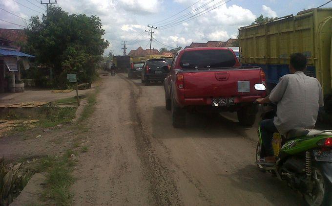 Jalan Rusak, Warga Isap Debu Setiap Hari - agas1.jpg
