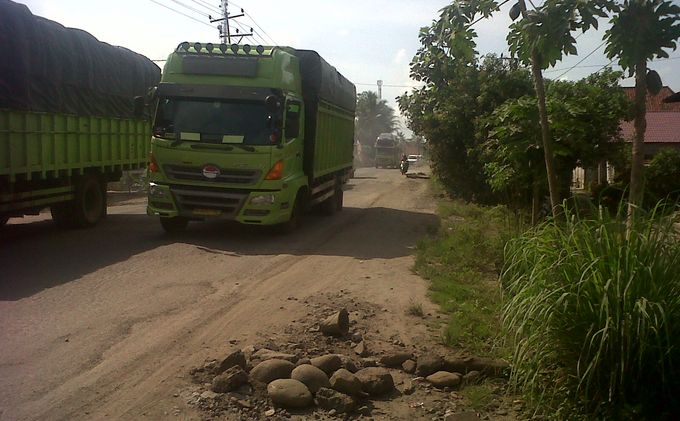 Jalan Rusak, Warga Isap Debu Setiap Hari - agas2.jpg