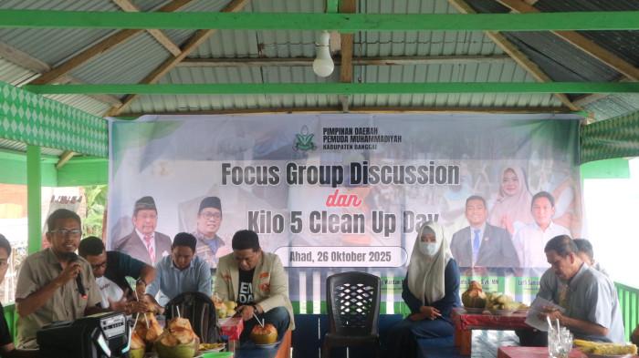 Pemuda Muhammadiyah Banggai Bersihkan Kilo 5 dan Diskusi Soal Sampah