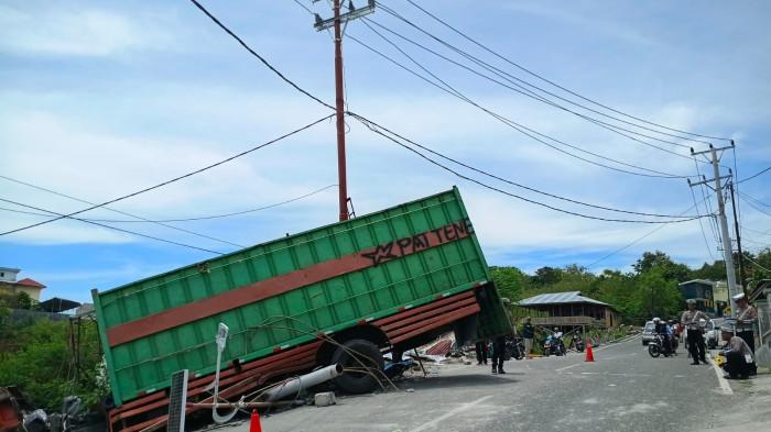 Anggota Satlantas Polres Banggai saat olah TKP. di lokasi kecelakaan truk di Kelurahan Tombang Permai, Kecamatan Luwuk Selatan, Kabupaten Banggai, Sulawesi Tengah, Rabu (4/3/2026) siang