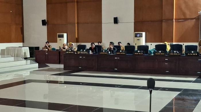 Suasana rapat paripurna DPRD Kabupaten Parigi Moutong di ruang sidang utama, Senin (26/1/2026). Agenda pembentukan Pansus tindak lanjut LHP BPK akhirnya dilaksanakan setelah dinyatakan kuorum.