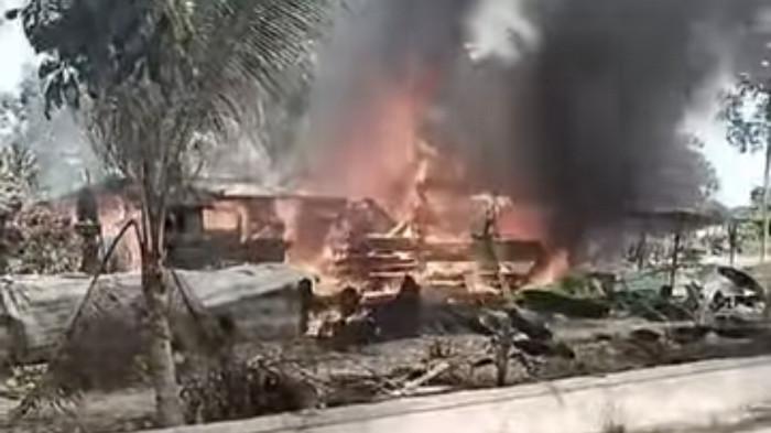 Kebakaran rumah dan bengkel terjadi di Jalur Dua, Kelurahan Masigi, Kecamatan Parigi, Kabupaten Parigi Moutong, Senin (2/2/2026). 