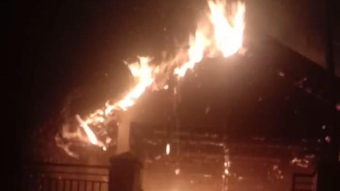 Sebuah bangunan yang digunakan sebagai PAUD sekaligus Posyandu di Desa Palapi, Kecamatan Taopa, Kabupaten Parigi Moutong, terbakar pada Senin (9/3/2026) pagi.