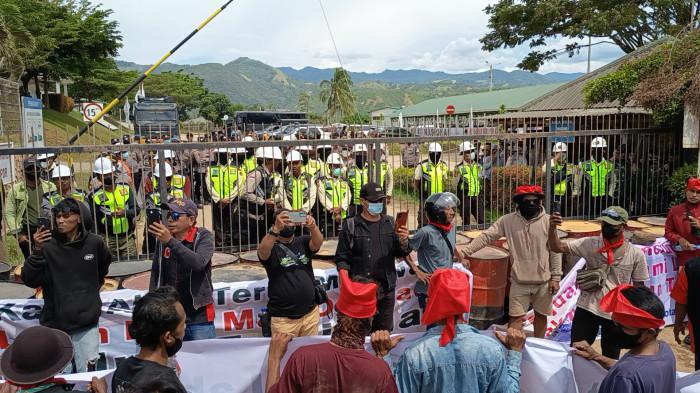 Masyarakat lingkar tambang Poboya kembali menggeruduk PT CPM pada Kamis (12/2/2026) sekitar pukul 13.00 Wita.