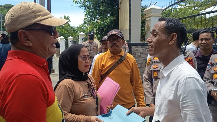 Masyarakat lingkar tambang Poboya kembali menggelar aksi unjuk rasa di depan Kantor DPRD Sulteng pada Rabu (18/2/2026).