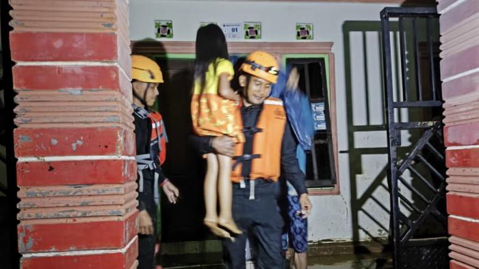 Brimob Sulteng Evakuasi Warga Terdampak Banjir di Tolitoli