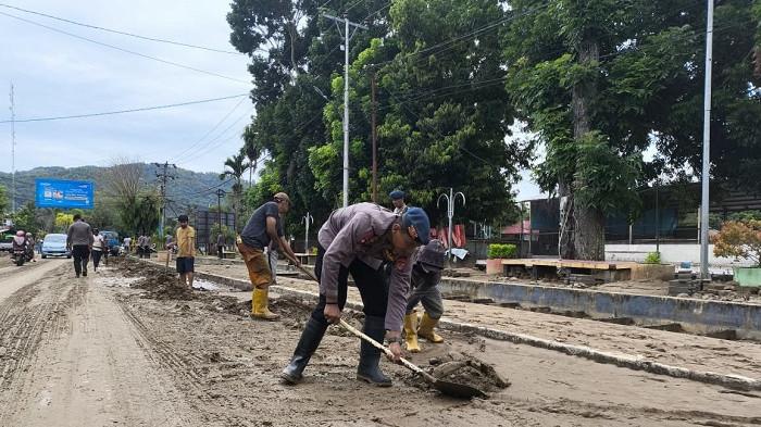 Brimob Sulteng Peduli, Kompi 4 Batalyon A Pelopor Gelar Aksi Bersih Pascabanjir Tolitoli