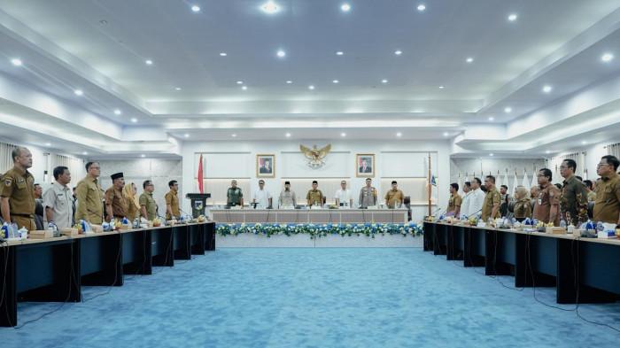 Gubernur Sulawesi Tengah, Anwar Hafid, memimpin langsung rapat koordinasi penataan tata kelola pertambangan yang ramah lingkungan bersama seluruh unsur Forum Koordinasi Pimpinan Daerah (Forkopimda) Sulawesi Tengah, Senin (9/2/2026).