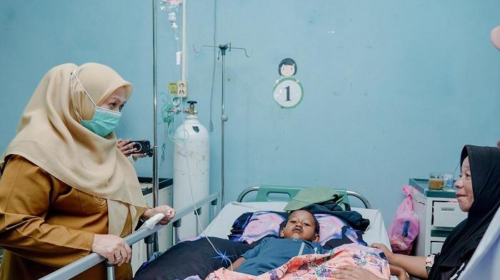 Wakil Gubernur Sulteng, Reny A Lamadjido mengunjungi salah satu Rumah Sakit di Sulawesi Tengah untuk meninjau dan menyapa pasien dan nakes.