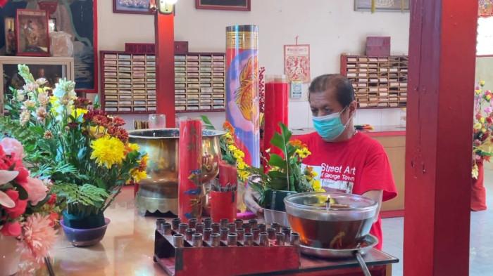 Jelang perayaan Tahun Baru Imlek 2577 Kongzili yang jatuh pada Selasa (17/2/2026), suasana di Klenteng Dewi Kwan Im atau Vihara Maghabudi mulai tampak sibuk.