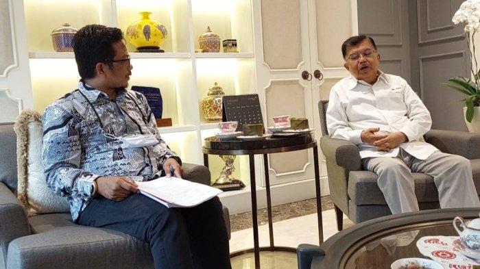 Dosen Tetap Ilmu Komunikasi UIN Datokarama Palu Dr Attock Suharto saat bertandang ke kediaman Jusuf Kalla beberapa waktu lalu.