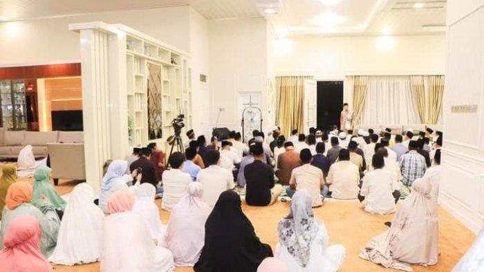 Bupati Banggai Salat Tarawih Terakhir bersama Warga di Kediaman Pribadinya