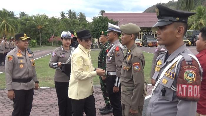 Bupati Parigi Moutong, Erwin Burase, memimpin apel yang diikuti ratusan personel gabungan dari Polri.