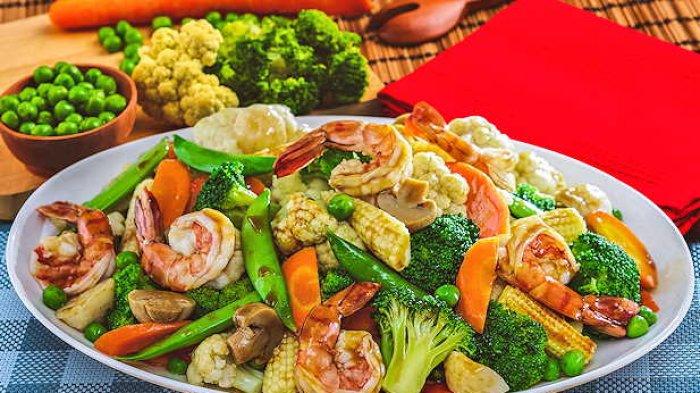 Nasi putih, ayam saus tiram, sayur capcay, dan kerupuk