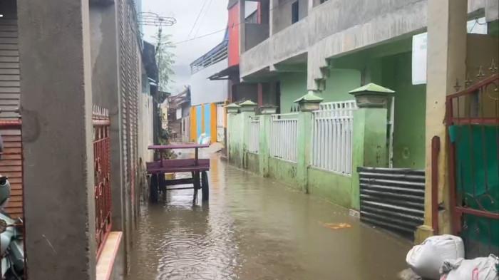 Hujan berintensitas lebat yang mengguyur Kota Palu sejak dini hari menyebabkan drainase meluap dan merendam permukiman warga di Jl Jamur, Kelurahan Duyu, Kecamatan Tatanga.