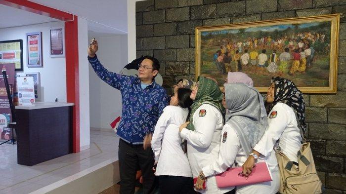Usai Serahkan Berkas Pencalonan DPD Dapil Sulteng, Farhat Abbas Jadi Sasaran Foto Selfie