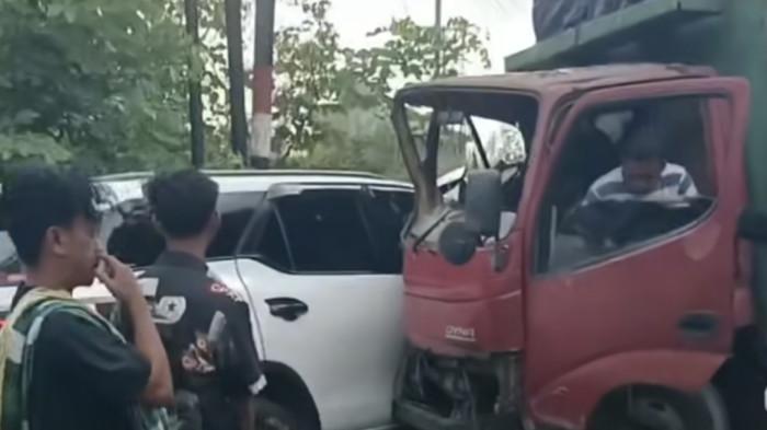 Fortuner dan Truk Dyna Tabrakan di Tikungan Jalan Trans Avolua Parigi Moutong
