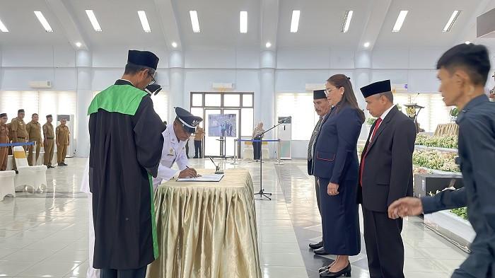 Bupati Donggala, Vera Elena Laruni, melantik dan mengambil sumpah jabatan dua Kepala Desa Pengganti Antar Waktu (PAW) di lingkungan Pemerintah Kabupaten Donggala.