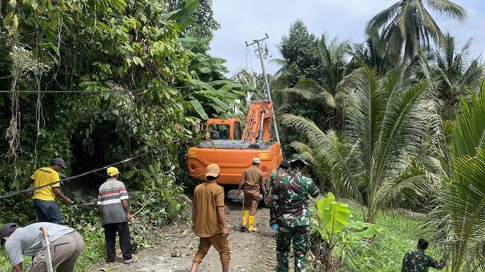 Terputusnya akses jalan dan jembatan akibat longsor membuat Dusun Sisere, Desa Labuan Toposo, Kecamatan Labuan, Kabupaten Donggala, terisolir sejak Minggu (11/2/2026).